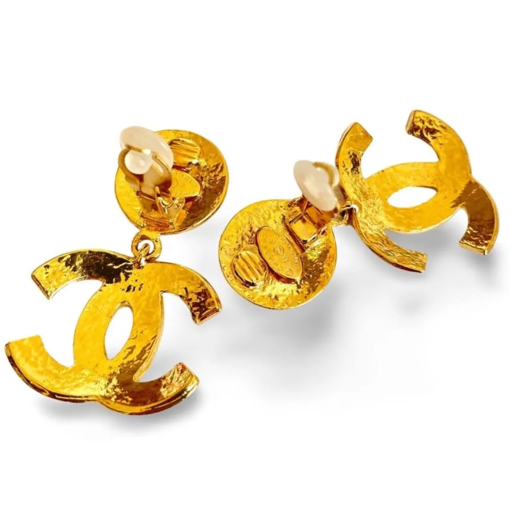 Vintage CHANEL golden large CC dangle earrings with diagonal stitch design. Classic and popular jewelry. Coco mark earrings. 060206ac2