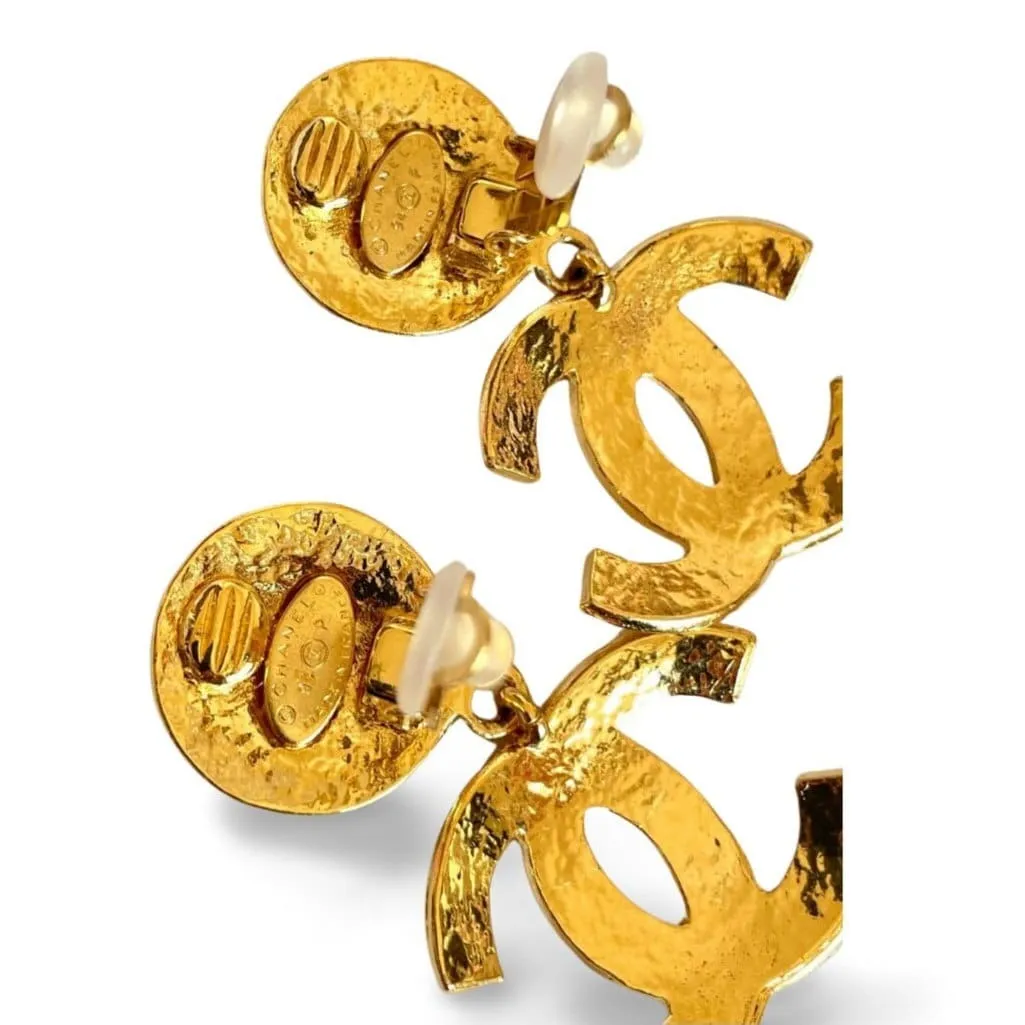 Vintage CHANEL golden large CC dangle earrings with diagonal stitch design. Classic and popular jewelry. Coco mark earrings. 060206ac2